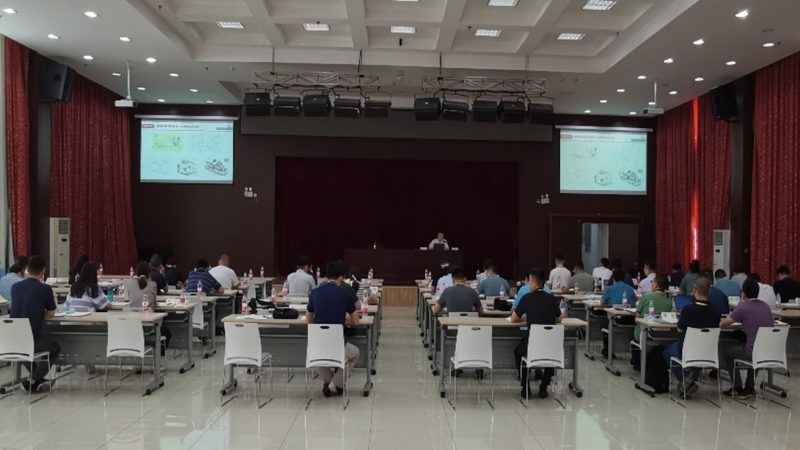 叉车操作后，应及时进行清洁和保养，以延长叉车的使用寿命。具体包括：